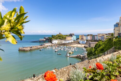 Tenby Studio Apartment - Stroll to Beach and Town