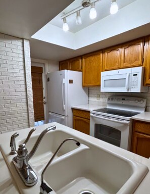 Mikrowelle, Ofen, Herdplatte, Geschirrspüler