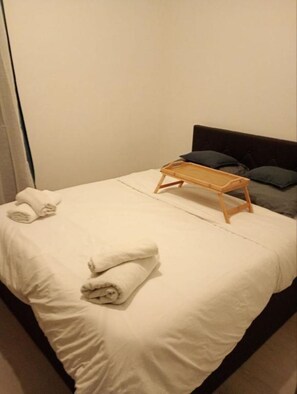 2 chambres, fer et planche à repasser, Wi-Fi, draps fournis