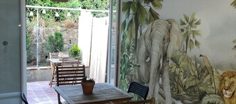 House + terrace in chic jungle setting on a charming peninsula