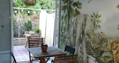 House + terrace in chic jungle setting on a charming peninsula