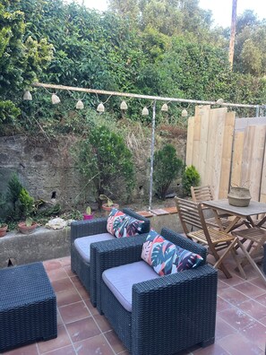 Outdoor dining - House + terrace in chic jungle setting on a charming peninsula (Saint-Mandrier-sur-Mer)