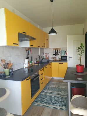Microwave, oven, stovetop, dishwasher - Charming 1-bedroom apartment near Jarun with WiFi, AC in wonderful Zagreb (Zagreb)