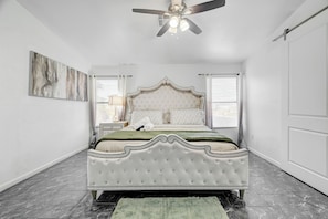 4 habitaciones, tabla de planchar con plancha, wifi y ropa de cama