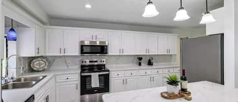 Frigorífico, microondas, horno y placa de cocina
