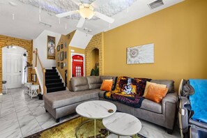 Fernseher, Videospiele, Tischtennisplatte, Stereoanlage