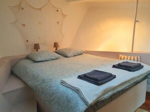 2 bedrooms, desk, iron/ironing board, free WiFi