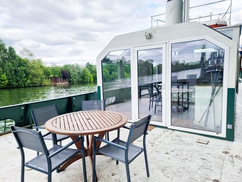 Barge 120 m2 on the banks of the Seine, quiet and green