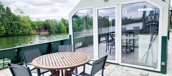 Barge 120 m2 on the banks of the Seine, quiet and green