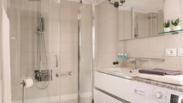 Regadera, secadora de cabello, bidet, toallas