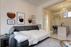 2 Schlafzimmer, Schreibtisch, Bügeleisen/Bügelbrett, Reisekinderbett