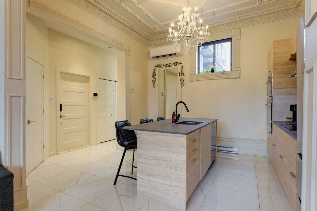 Réfrigérateur, four à micro-ondes, un four, surface de cuisson