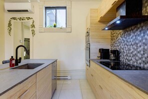 Kühlschrank, Mikrowelle, Ofen, Herdplatte