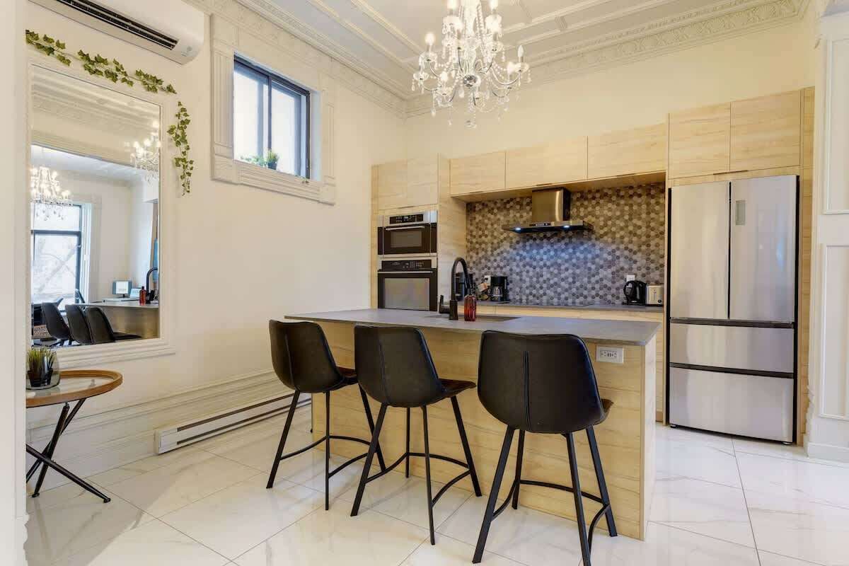Réfrigérateur, four à micro-ondes, un four, surface de cuisson