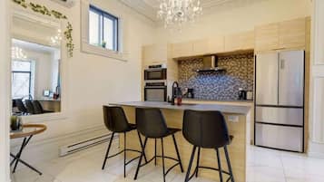 Réfrigérateur, four à micro-ondes, un four, surface de cuisson