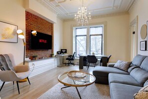 Smart TV, computer monitors