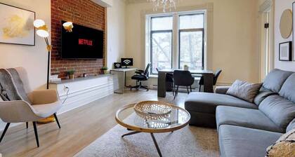 Chic St-Denis | Modern & Comfortable | Wifi | AC