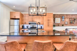 Réfrigérateur, four à micro-ondes, un four, surface de cuisson