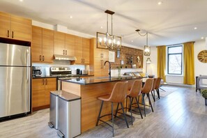 Fridge, microwave, oven, stovetop - The Hip Chic Fusion - Artsy Saint-Denis | AC (Unknown)