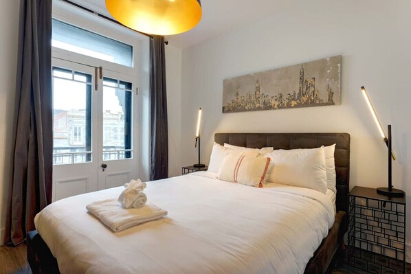 4 chambres, bureau, fer et planche à repasser, lit de bébé portatif