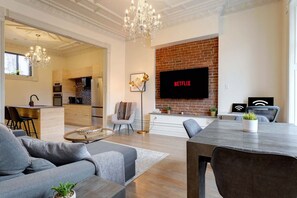 Interior - The Hip Chic Fusion - Artsy Saint-Denis | AC (Unknown)