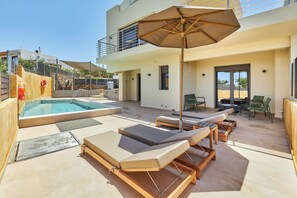 Outdoor pool - Unique Villa with Pool & Panoramic Views – Total Relaxation (Vrachasi)