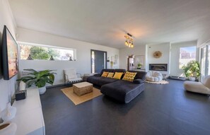 TV - 06 Bl - Superb contemporary villa with sea view (Villeneuve-Loubet)