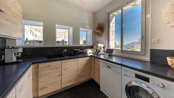 Een koelkast, een magnetron, een oven, een vaatwasser