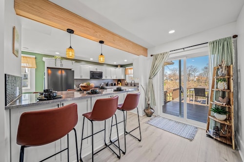 Lakeview Modern Stay Near Beaches, GOTL, and Spire