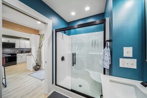 Shower, hair dryer, towels, soap - Lakeview Modern Stay Near Beaches, GOTL, and Spire (Ashtabula)
