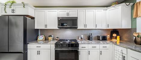 冰箱、微波炉、烤箱、炉灶