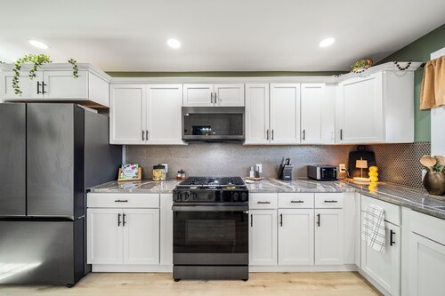 Lakeview Modern Stay Near Beaches, GOTL, and Spire