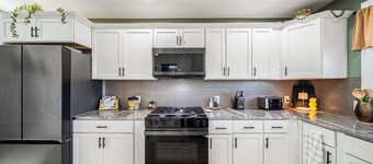 Lakeview Modern Stay Near Beaches, GOTL, and Spire