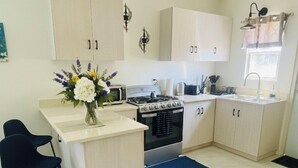 Una cucina moderna con un'isola centrale, un piano cottura e un lavello.