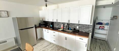 Geladeira, micro-ondas, cooktop, cafeteira/chaleira