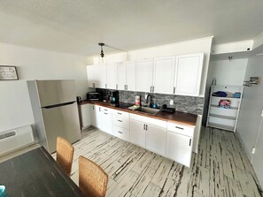 Refrigerador, microondas, parrilla de estufa y cafetera y tetera