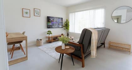 Oceanside Gem - King Bed- Easy Walk to the Beach + Private Parking