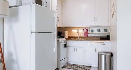 Oceanside Gem - King Bed- Easy Walk to the Beach + Private Parking