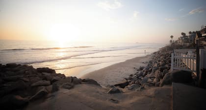 Oceanside Gem - King Bed- Easy Walk to the Beach + Private Parking