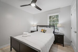 5 bedrooms, desk, free WiFi, bed sheets - Private Deck Retreat Near Atlanta Attractions (Marietta)