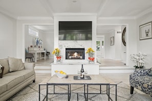 Smart TV, offices - Private Deck Retreat Near Atlanta Attractions (Marietta)