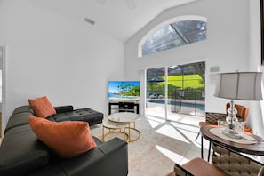 Smart-TV, TischfuĂball, Tischtennisplatte, BĂŒcher