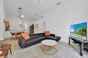 Smart-tv, tafelvoetbal, een tafeltennistafel en boeken