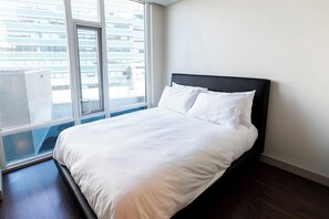 Skrivebord, strykejern/-brett, reiseseng for barn og wi-fi (inkludert)