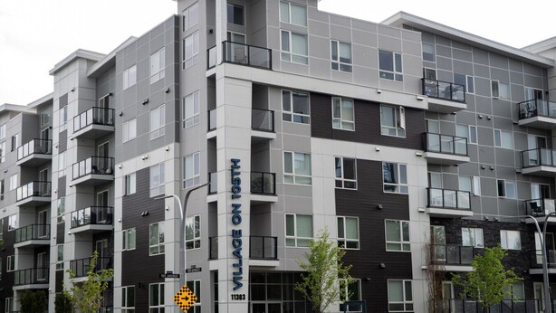 Un hôtel à plusieurs étages doté d’une architecture moderne, avec des balcons, de grandes fenêtres et une entrée imposante.