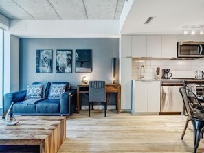 Living area - Pet-Friendly Furnished 1B Rental in Montreal with Skyline Views & Concierge (Montreal)