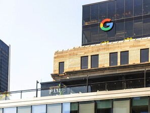 Exterior detail - Pet-Friendly Furnished 1B Rental in Montreal with Skyline Views & Concierge (Montreal)