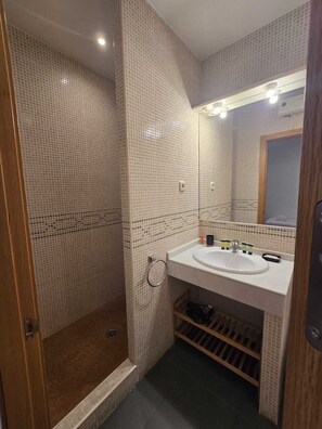 Dusche, Haartrockner, Handtücher, Seife