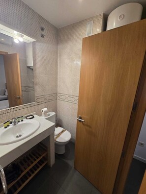 Dusj, hårføner, håndklær og såpe