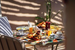 Café da manhã continental grátis todos os dias